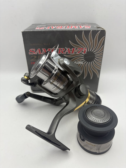 Daiwa Samurai7i 2550 Rolle0